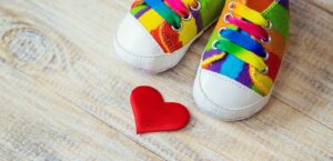 Bunte Kinderschuhe mit einem Herz