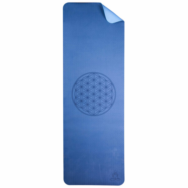 Berk Yogamatte in blau, ausgerollt, eingeklappte Ecke in hellblau